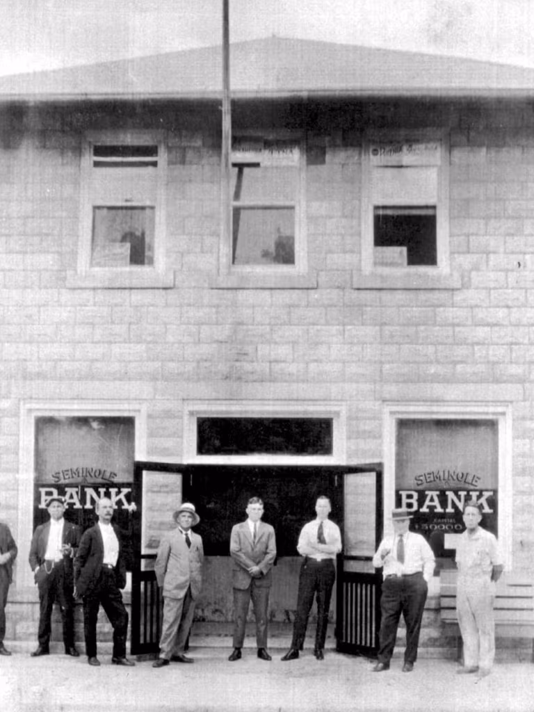 The Seminole Bank in 1923, leased this city Municipal Building (the 4th City Hall), while the city clerk's office was moved upstairs.